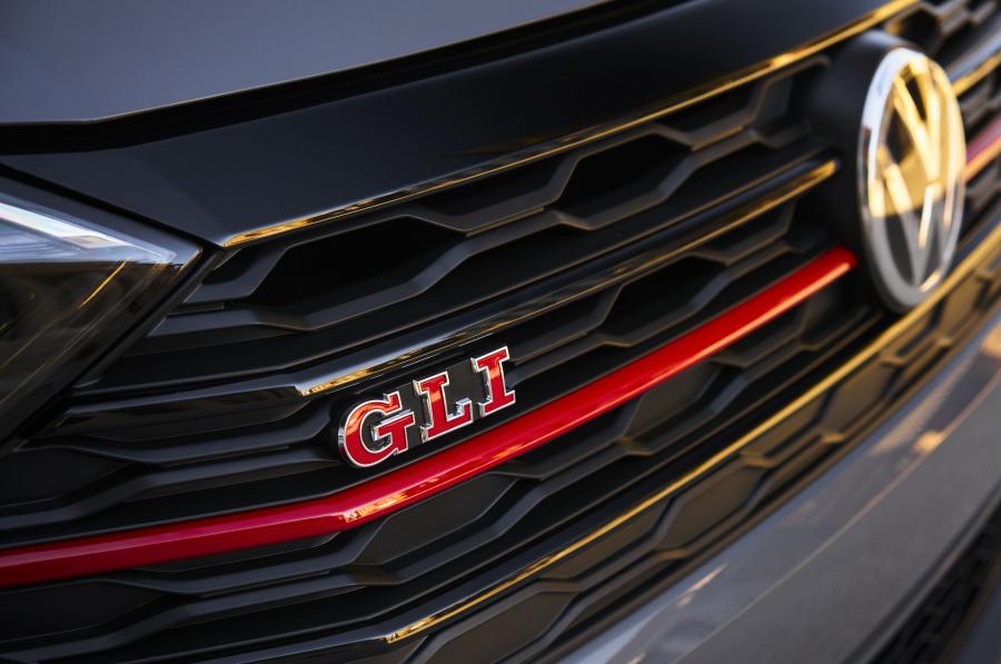 Логотип Volkswagen Jetta GLI S 2019 года  (NA) (фото 26 из 40)